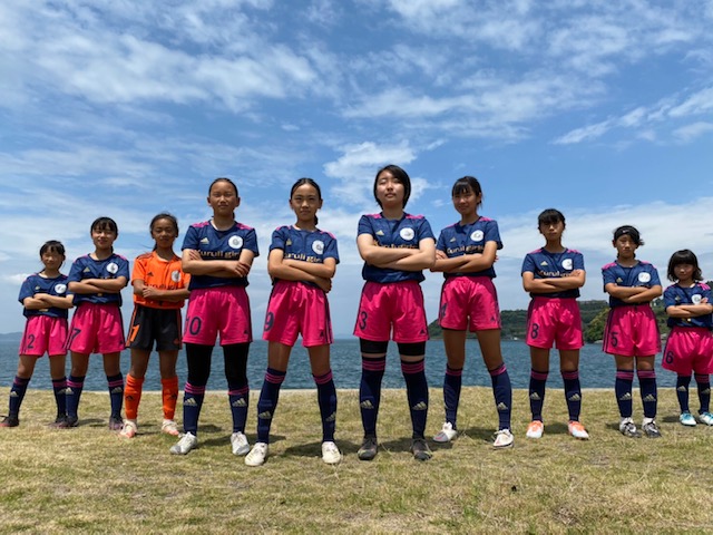 時津女子サッカーくるりガールズのメンバーのクールな集合写真