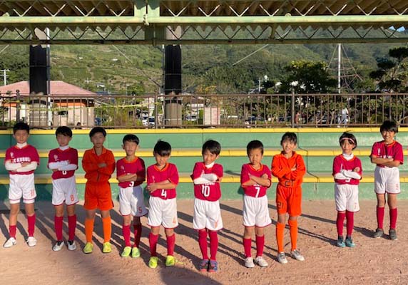 時津こどもサッカーチームFCくるりリンガーハットカップ西彼地区予選での集合写真